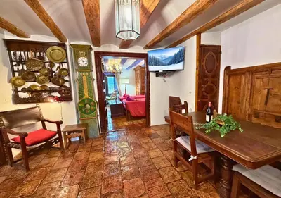 Una televisión o centro de entretenimiento en Casa Abadía de Banaguás