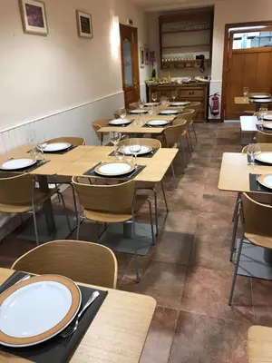 Un restaurante o sitio para comer en Hostal Ezkaurre