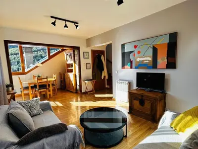 Una televisión o centro de entretenimiento en Casa Mya. A Modern Duplex in the Spanish Pyrenees