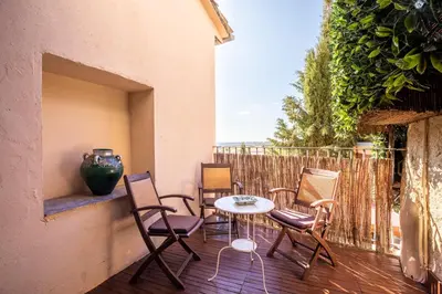 Un balcón o terraza de Apartamentos Vino Tinto y Restaurante Tomate Rosa