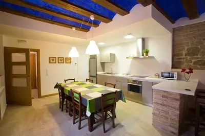 Una cocina o zona de cocina en Casa Rural Villazón II - A 16 km de Pamplona