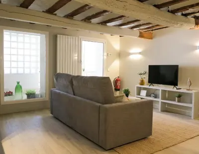 Una televisión o centro de entretenimiento en El Oasis de la Estafeta