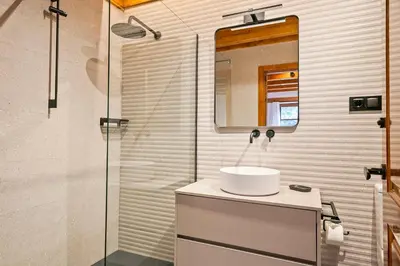 Un baño de Luderna - Apartamento con jardín Pleta de Arties Montardo