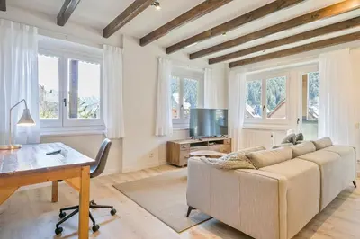 Una televisión o centro de entretenimiento en Luderna - Apartamento con terraza Bonaigua A4 Varicauba