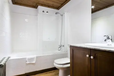 Un baño de Luderna - Apartamento Val de Ruda A2 Comalada