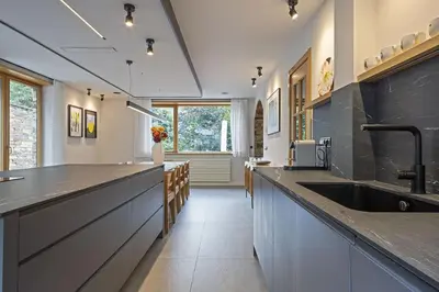 Una cocina o zona de cocina en Luderna - Casa con jardín Montcorbison