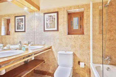 Un baño de Luderna - Casa con jardín Vista Aneto