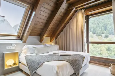 Cama o camas de una habitación en Luderna - Dúplex Val de Ruda C1 de Carlac