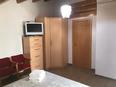 Una televisión o centro de entretenimiento en Apartaments Ca L'Albert