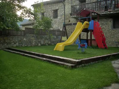Zona de juegos infantil en Los Tres Albares