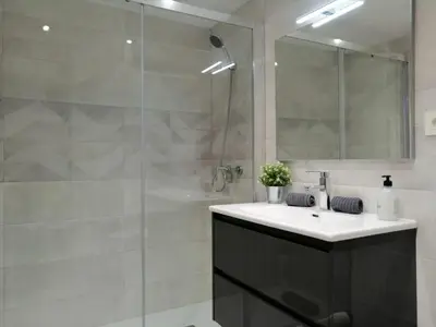 Un baño de Dos Torres Frodo - Parking privado gratis