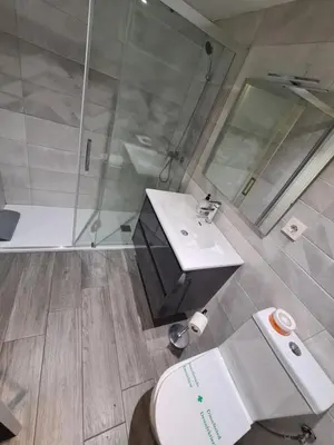 Un baño de Dos Torres Frodo - Parking privado gratis