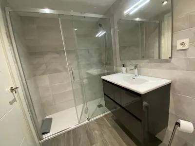 Un baño de Dos Torres Frodo - Parking privado gratis