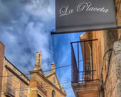 Edificio en el que se encuentra el hostal o pensión