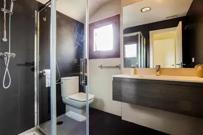 Un baño de Casa Biescas Ski EVcharger Formigal 30min BBQ