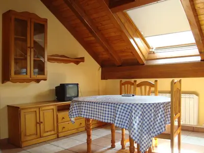 Una televisión o centro de entretenimiento en Apartamentos Saila