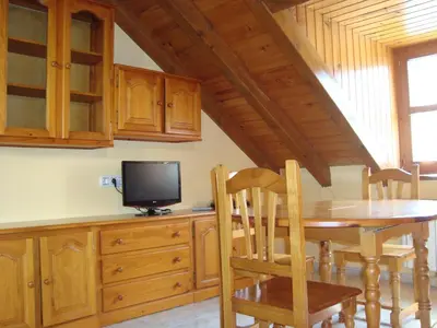 Una televisión o centro de entretenimiento en Apartamentos Saila
