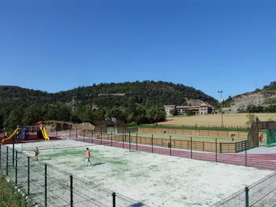 Zona de juegos infantil en Bungalows Peña Montañesa