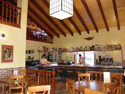 El salón o zona de bar de Bungalows Peña Montañesa