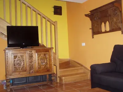 Una televisión o centro de entretenimiento en Nekasenea II