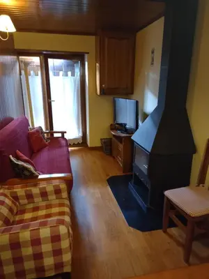 Una televisión o centro de entretenimiento en Acogedor Apartamento 2 Habitaciones en Boí