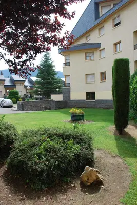 Jardín al aire libre en Atico en Biescas con Piscina, Tenis y Barbacoa