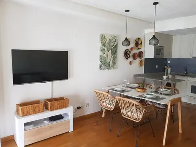 Una televisión o centro de entretenimiento en Calma House