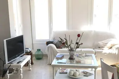 Una televisión o centro de entretenimiento en Casa con piscina y jardin privado OASIS DE DOLORS