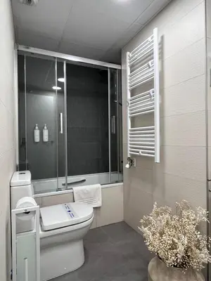 Un baño de El Balcón del Ebro by Alogest- Vistas, piscina y 2 parking