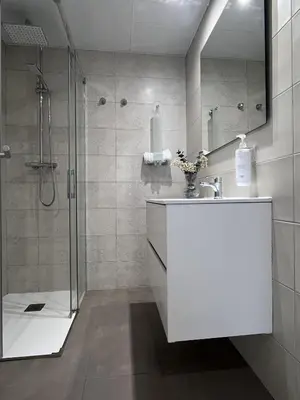 Un baño de El Balcón del Ebro by Alogest- Vistas, piscina y 2 parking