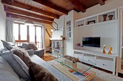 Una televisión o centro de entretenimiento en EGUA de Alma de Nieve