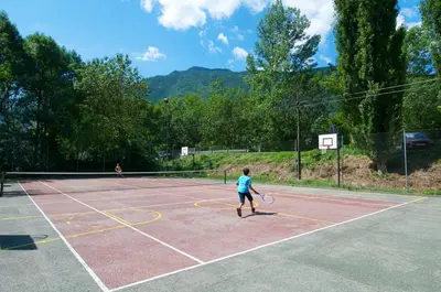 Instalaciones para jugar a tenis o squash en La Borda del Pubill Resort o alrededores