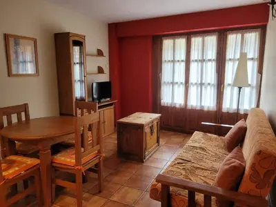 Una televisión o centro de entretenimiento en Apartamentos Casa Español