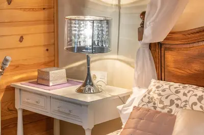 Una televisión o centro de entretenimiento en Magnifica casa rural para familias en Navarra