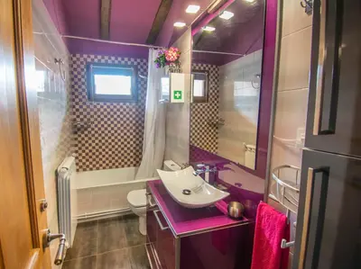 Un baño de Magnifica casa rural para familias en Navarra