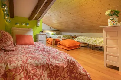 Cama o camas de una habitación en Magnifica casa rural para familias en Navarra