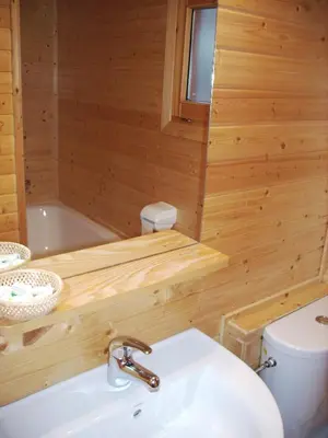 Un baño de Camping Cañones de Guara y Formiga