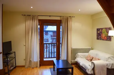 Una televisión o centro de entretenimiento en Duplex con vistas en Benasque