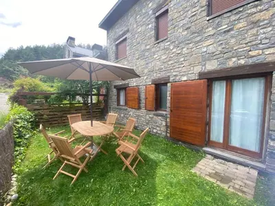 Jardín al aire libre en Fantástico Apartamento con jardín en Castiello de Jaca VUT HU-20-007