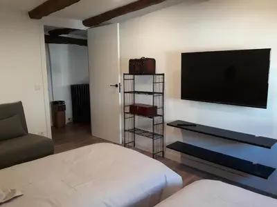Una televisión o centro de entretenimiento en Plaza Catedral Jaca