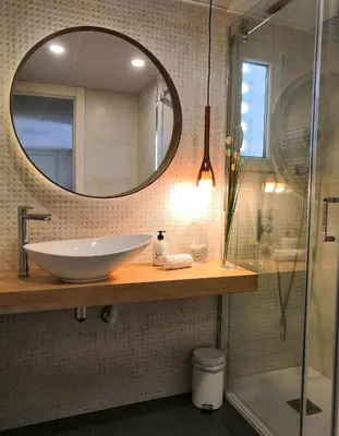 Un baño de La Parada de la Estacion con parking