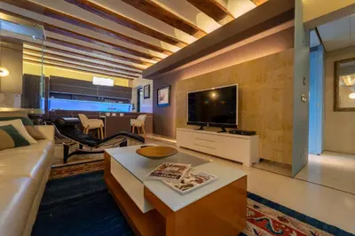 Una televisión o centro de entretenimiento en El Palacio de Argensola by Alogest