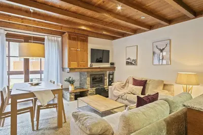 Una televisión o centro de entretenimiento en Luderna - Apartamento Val de Ruda A4 Montpius