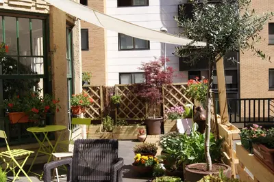 Jardín al aire libre en Aloha Hostel