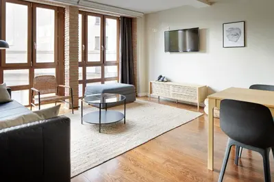 Una televisión o centro de entretenimiento en Pamplonapartments Duque de Ahumada
