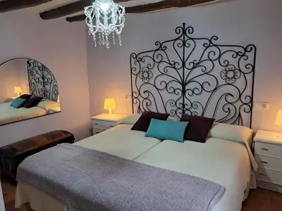 Cama o camas de una habitación en CASA RURAL RUTA DEL AGUA 4 hab al lado Monasterio de Piedra