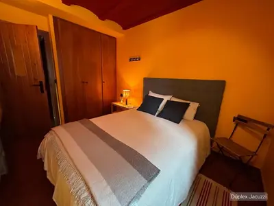 Cama o camas de una habitación en Apartamentos dúplex en Casa Rural Fundanal en Hoz de Jaca