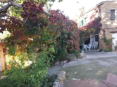 Jardín al aire libre en camping yaso-guara