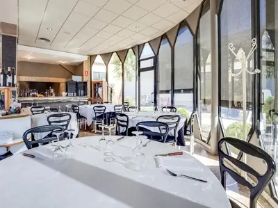 Un restaurante o sitio para comer en Hotel Restaurante Blanc I Negre 2