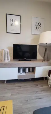 Una televisión o centro de entretenimiento en villa cocolo